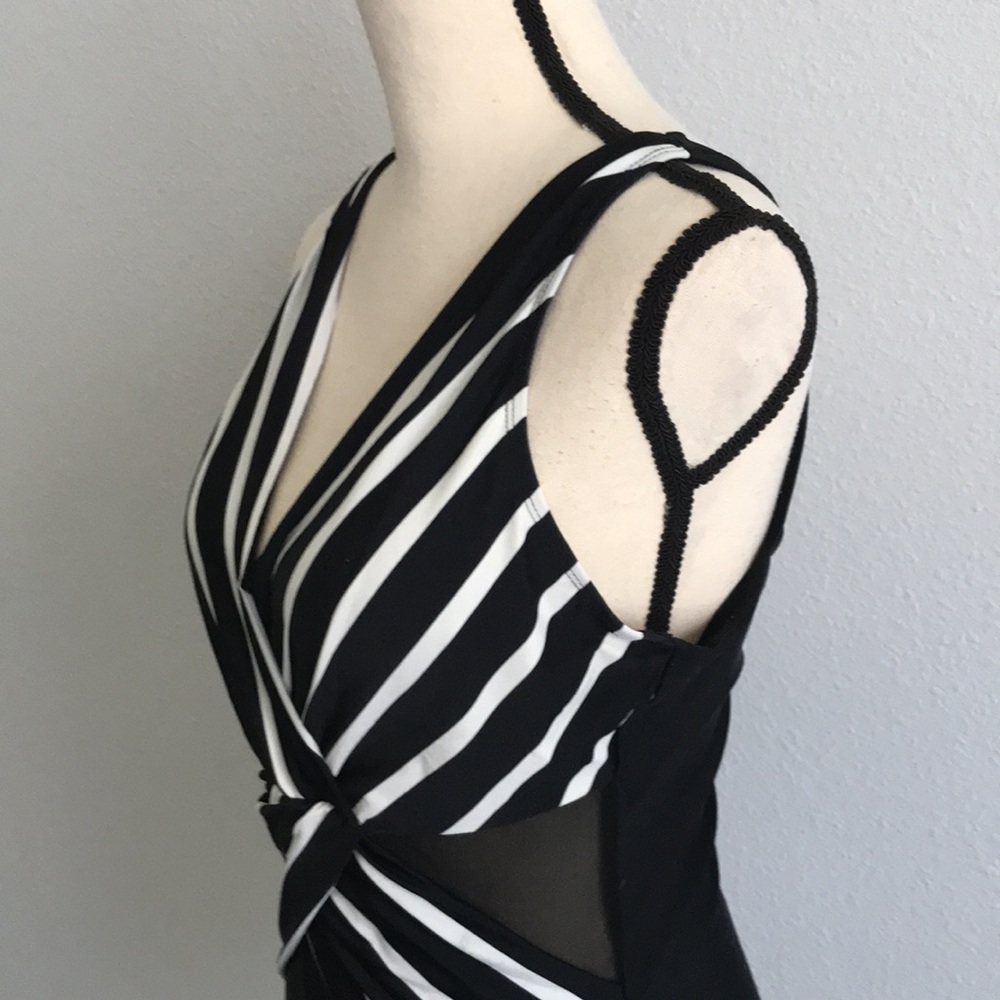 WOMEN X Front Stripes Pattern One Piece Swimsuit | M - Picture 5 of 13